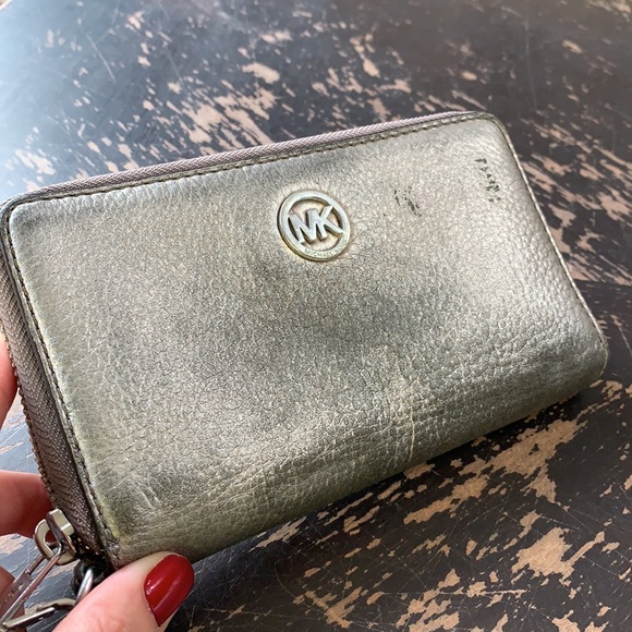 Michael Kors Wallet with removable wrist strap - Picture 3 of 10